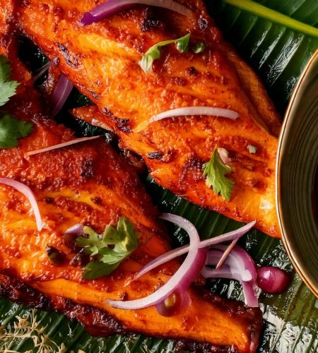 Firefly PLATILLO DE PESCADO GUISADO SERVIDO EN OJA DE PLÁTANO, ACOMPAÑADO DE CEBOLLA EN RODAJAS CON